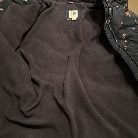 Gap Kids Puffer Jacket in Navy with a Hood - Picture 14 of 16